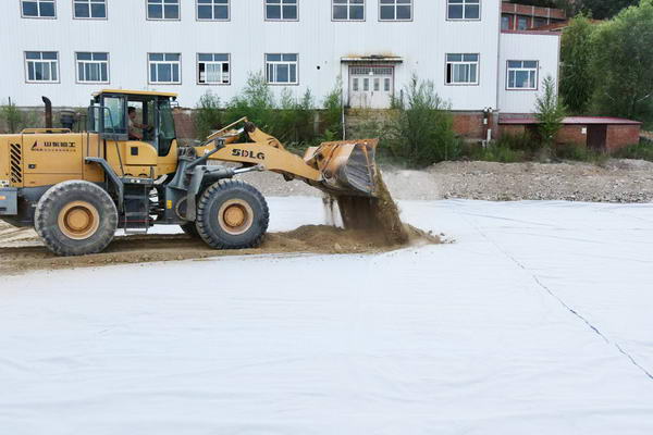 建昌尾礦污水防滲池鋪設完畢覆土防曬